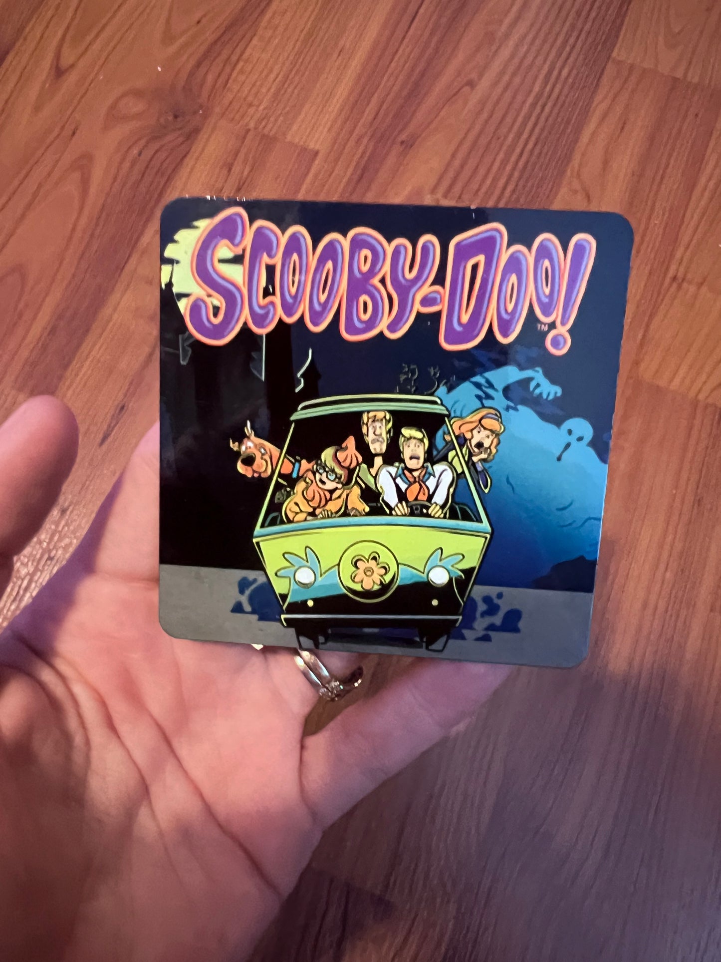 Scooby-Doo Mystery Machine magnet with colorful retro cartoon artwork